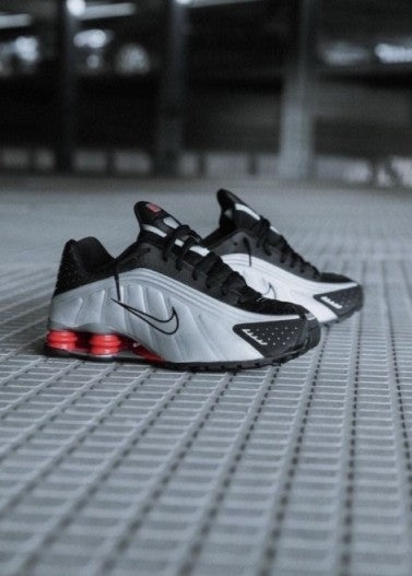 Nike Shox R4 “Black & Metallic Silver”
